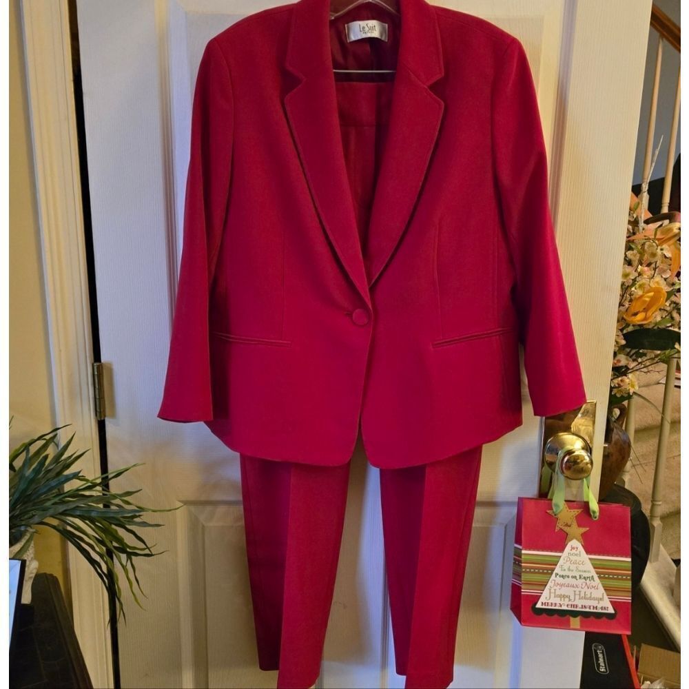 THE PERFECT HOLIDAY SUIT! ❤️